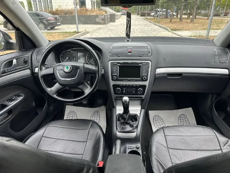 Шкода октавия а5 2010 года 1.6 механика пробег 189000тыс родной. автомобиль в идеальном состоянии полностью обслужен и не требует никаких вложений хорошая комплектация климат контроль датчик света дождя полный электропакет музыка болеро колеса r16 на отличной резине тоя два комплекта ключей сигнализация с автозапуском осмотр город мариуполь цена 900000тыс рублей по всем вопросам звоните +79497195733 - фотография - 9