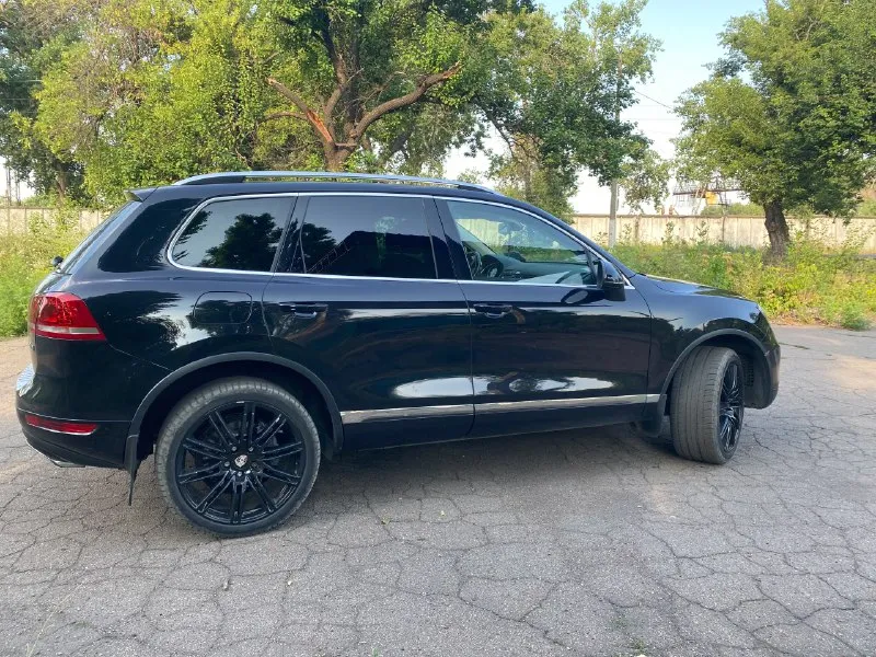 Продам volkswagen touareg nf 3.0 тди 2014 год
Пробег 240т
Я владелец, машина семейная. Проблем никаких нет, все обслуживал вовремя. Год назад менял раздатку, передний и задний редуктор ( все делал на салоне volkswagen в ростове, все чеки по работам есть) на предыдущей замене менялись, сайлент блоки и тормозные колодки. За машину не стыдно, вся в родном окрасе, все стекла родные.
Комплектация хорошая, есть все кроме люка.
Два комплекта дисков с резиной, летняя резина новая, покупал в начале года. Все вопросы по телефону +79494325157
Цена 2.3🍋 торг у капота
📞 Звоните: +7(949)4325157 - фотография - 2
