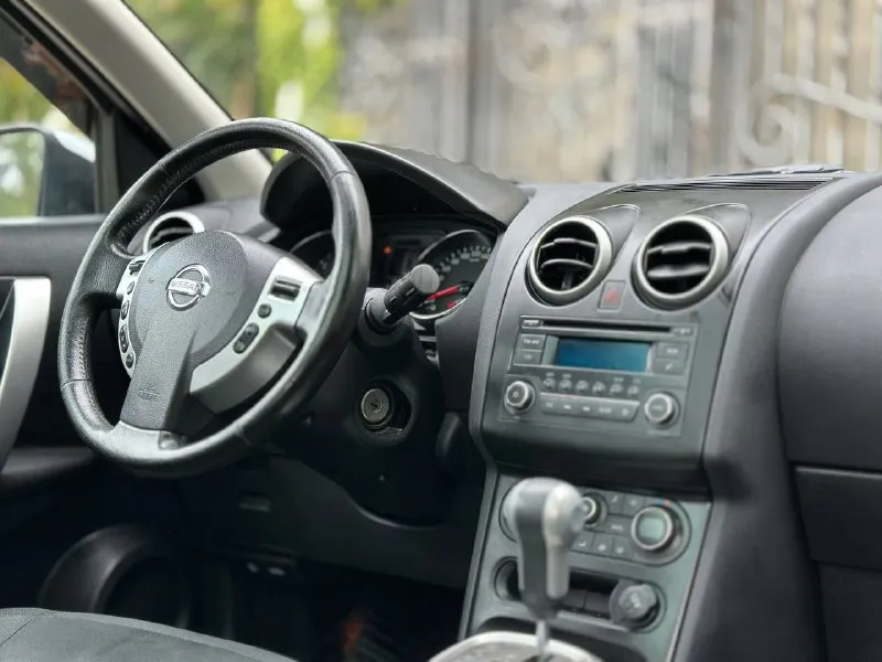 Продам авто nissan qashqai год выпуска: 2012 комплектация: ✅один хозяин ✅птс оригинал ✅панорамная крыша ✅полный привод (4wd) ✅пробег 195.000 ✅ 2х зонный климат-контроль ✅ мультируль, ✅электро зеркала, ✅подогрев сидений, ✅родные стекла ✅2 ключа, сервисные книжки ✅круиз-контроль, ✅датчики дождя и света. авто в хорошем состоянии вложений не требует двигатель работает отлично коробка переключает плавно ходовая без нареканий по кузову без ржавчин и гнили дно пороги все целое без дтп переоформление в мрэо или по дкп. на остальные вопросы готов ответить по телефону. цена: 1.075.000 +7 949 4401992 +7 949 450 11 54 - фотография - 7