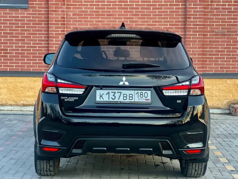 Продается mitsubishi asx 2021 года выпуска, всего один хозяин, пробег составляет 25 000 подтвержденный и оригинальный. автомобиль проходит любые проверки и находится в предмаксимальной комплектации, включающей такие опции, как система мониторинга слепых зон, адаптивный круиз-контроль (дистроник), подогрев сидений, климат-контроль, система старт-стоп, бесключевой доступ, заводской планшет, датчик движения по полосе, а также 18-дюймовые диски. в комплекте идут два набора резины, оба в идеальном состоянии. я являюсь владельцем автомобиля более двух лет, тщательно слежу за его состоянием и обслуживанием. цена установлена в размере 2.320.000₽ рублей, но для реального покупателя возможен небольшой торг. по всем вопросам прошу звонить по номеру +7 (949) 808-10-85 или +7 (909) 422-39-48. также доступны для связи telegram и whatsapp. автомобиль находится в отличном состоянии и готов к эксплуатации, не упустите шанс стать его новым владельцем! - фотография - 4