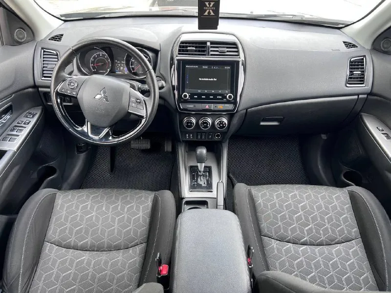 Продается mitsubishi asx 2021 года выпуска, всего один хозяин, пробег составляет 25 000 подтвержденный и оригинальный. автомобиль проходит любые проверки и находится в предмаксимальной комплектации, включающей такие опции, как система мониторинга слепых зон, адаптивный круиз-контроль (дистроник), подогрев сидений, климат-контроль, система старт-стоп, бесключевой доступ, заводской планшет, датчик движения по полосе, а также 18-дюймовые диски. в комплекте идут два набора резины, оба в идеальном состоянии. я являюсь владельцем автомобиля более двух лет, тщательно слежу за его состоянием и обслуживанием. цена установлена в размере 2.320.000₽ рублей, но для реального покупателя возможен небольшой торг. по всем вопросам прошу звонить по номеру +7 (949) 808-10-85 или +7 (909) 422-39-48. также доступны для связи telegram и whatsapp. автомобиль находится в отличном состоянии и готов к эксплуатации, не упустите шанс стать его новым владельцем! - фотография - 7