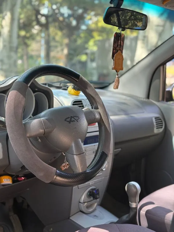 🚙продам chery kimo (2008г. ) 🐎1.3 (83 л. с) для своих габаритов едет очень бодро. ✅родной пробег 100.000 км ( любые проверки!) ✅два ключа! ✅без дтп! ✅механика (5 ступка ) ✅состояние отличное. ❗️из крашеного только арки и пороги, потому что менялось всё на новое. всё дно целое. ✅всё исправно, всё работает, 4 эл. стеклоподъемника, печка, кондиционер, музыка, гур, abs, эл. регулировка зеркал, патронники, литые диски, вся безопастность на месте. 🚨в 2010 году куплена в автосалоне, 15 лет в одних руках! полное переоформление, документы чистые ( штрафов, залогов нет!) 📞телефон для связи : +79494155938 🏡машина находится в донецке. 🎁цена: 315.000 ( торг уместен) 📲 tg: @voronchihin_7 📞 звоните: +7(949)4155938 - фотография - 6