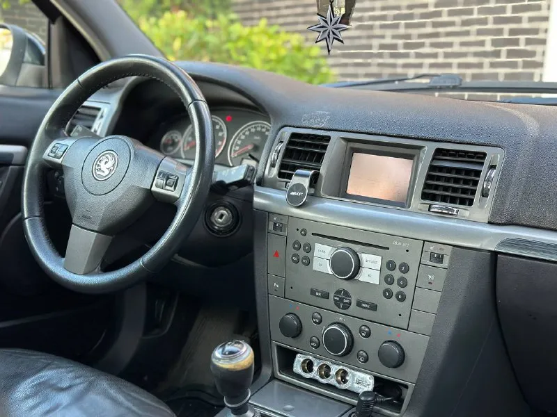 В продаже. opel vectra c год выпуска: 2007 обьем мотора: 1.8 коробка: механическая 5-ступка пробег: 238.000 км родного пробега подтвержденого автотекой. описание автомобиля: автомобиль в отличном состоянии без вложений, мотор шепчет без троения и дыма, коробка без вылетов и без хруста, ходовая часть мягенькая без посторонних звуков. новая летняя резина. без жучков и гнили. комплектация автомобиля: двух зонный климат контроль, кожаный салон, abs, airbag, курсовая устойчивость, задний парктроники, гур, все стекла подьемники с доводчиком, подогрев передних сидений, сигнализация центральный замок, и многое другое. комплектация жырная! осмотр: донецк/макеевка по договоренности. автотека по запросу. цена: 510.000 тис руб не большой торг у капота. связь +79494046797 - фотография - 5