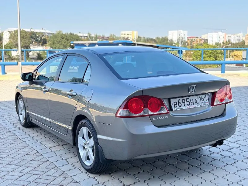 Honda civic 1.8 at exzecutive 2006 год оригинальный пробег 183 000км автомобиль в отличном состоянии! мотор в идеальном состоянии коробка переключает мягко без рывков комплектация самая полная на лепестках! кузов в отличном состоянии! без рыжиков, ровный красивый! в одних руках более 10 лет за всё время 3 владельца цена 850 000₽ торг остальные вопросы по телефону +79496361868 (телега) +380681107552(воцап телега) - фотография - 3