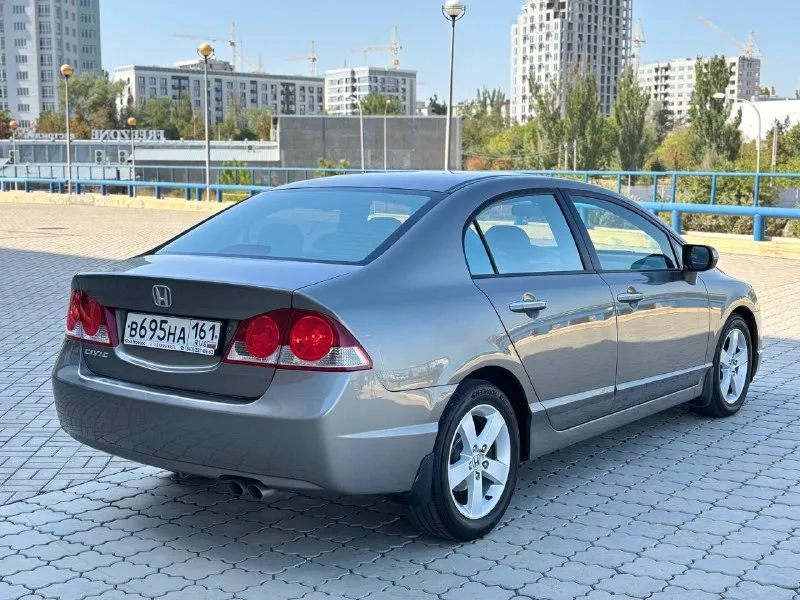 Honda civic 1.8 at exzecutive 2006 год оригинальный пробег 183 000км автомобиль в отличном состоянии! мотор в идеальном состоянии коробка переключает мягко без рывков комплектация самая полная на лепестках! кузов в отличном состоянии! без рыжиков, ровный красивый! в одних руках более 10 лет за всё время 3 владельца цена 850 000₽ торг остальные вопросы по телефону +79496361868 (телега) +380681107552(воцап телега) - фотография - 4