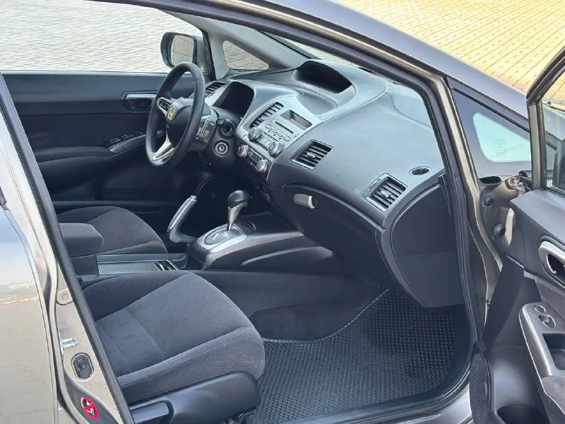 Honda civic 1.8 at exzecutive 2006 год оригинальный пробег 183 000км автомобиль в отличном состоянии! мотор в идеальном состоянии коробка переключает мягко без рывков комплектация самая полная на лепестках! кузов в отличном состоянии! без рыжиков, ровный красивый! в одних руках более 10 лет за всё время 3 владельца цена 850 000₽ торг остальные вопросы по телефону +79496361868 (телега) +380681107552(воцап телега) - фотография - 7