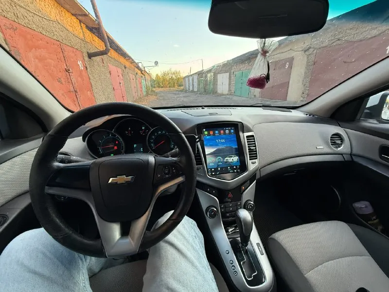 🚘продам chevrolet cruze 2012 года. ✅объем двигателя 1.8. ✅коробка автомат. ✅пробег 237 тысяч км. ✅резина зима/лето. ✅кондиционер, подогрев передних сидений. печка работает очень хорошо. ✅4 владелец, владею 2 года, каждый владел по 3-4 года. ✅машина в отличном состоянии езжу каждый день, без проблем езжу на расстояния 1200км туда/обратно. 📌крашено заднее водительское крыло. ✅все технические моменты на которые стоит обратить внимания расскажу. ✅г. красный луч. 💰цена: 695.000 руб. торг. +79591850783 андрей 📞 звоните: +7(959)1850783 - фотография - 10