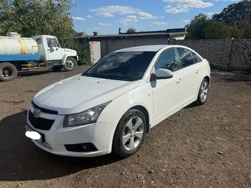 🚘продам chevrolet cruze 2012 года. ✅объем двигателя 1.8. ✅коробка автомат. ✅пробег 237 тысяч км. ✅резина зима/лето. ✅кондиционер, подогрев передних сидений. печка работает очень хорошо. ✅4 владелец, владею 2 года, каждый владел по 3-4 года. ✅машина в отличном состоянии езжу каждый день, без проблем езжу на расстояния 1200км туда/обратно. 📌крашено заднее водительское крыло. ✅все технические моменты на которые стоит обратить внимания расскажу. ✅г. красный луч. 💰цена: 695.000 руб. торг. +79591850783 андрей 📞 звоните: +7(959)1850783 - фотография - 2