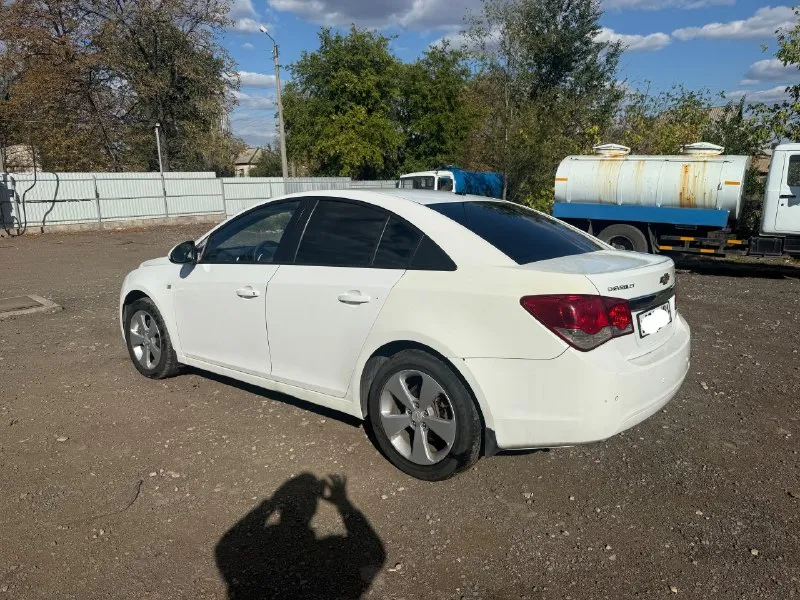 🚘продам chevrolet cruze 2012 года. ✅объем двигателя 1.8. ✅коробка автомат. ✅пробег 237 тысяч км. ✅резина зима/лето. ✅кондиционер, подогрев передних сидений. печка работает очень хорошо. ✅4 владелец, владею 2 года, каждый владел по 3-4 года. ✅машина в отличном состоянии езжу каждый день, без проблем езжу на расстояния 1200км туда/обратно. 📌крашено заднее водительское крыло. ✅все технические моменты на которые стоит обратить внимания расскажу. ✅г. красный луч. 💰цена: 695.000 руб. торг. +79591850783 андрей 📞 звоните: +7(959)1850783 - фотография - 3