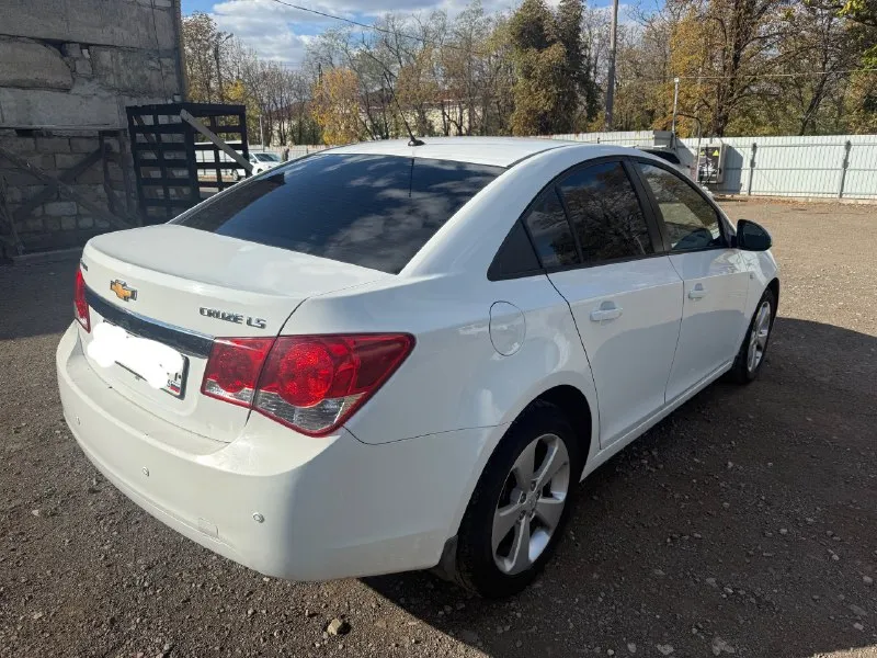 🚘продам chevrolet cruze 2012 года. ✅объем двигателя 1.8. ✅коробка автомат. ✅пробег 237 тысяч км. ✅резина зима/лето. ✅кондиционер, подогрев передних сидений. печка работает очень хорошо. ✅4 владелец, владею 2 года, каждый владел по 3-4 года. ✅машина в отличном состоянии езжу каждый день, без проблем езжу на расстояния 1200км туда/обратно. 📌крашено заднее водительское крыло. ✅все технические моменты на которые стоит обратить внимания расскажу. ✅г. красный луч. 💰цена: 695.000 руб. торг. +79591850783 андрей 📞 звоните: +7(959)1850783 - фотография - 5