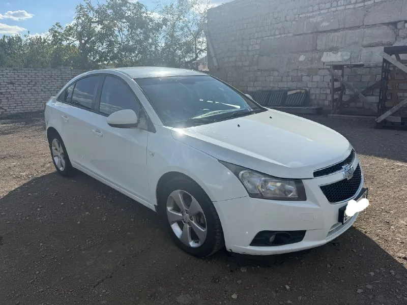 🚘продам chevrolet cruze 2012 года. ✅объем двигателя 1.8. ✅коробка автомат. ✅пробег 237 тысяч км. ✅резина зима/лето. ✅кондиционер, подогрев передних сидений. печка работает очень хорошо. ✅4 владелец, владею 2 года, каждый владел по 3-4 года. ✅машина в отличном состоянии езжу каждый день, без проблем езжу на расстояния 1200км туда/обратно. 📌крашено заднее водительское крыло. ✅все технические моменты на которые стоит обратить внимания расскажу. ✅г. красный луч. 💰цена: 695.000 руб. торг. +79591850783 андрей 📞 звоните: +7(959)1850783 - фотография - 6