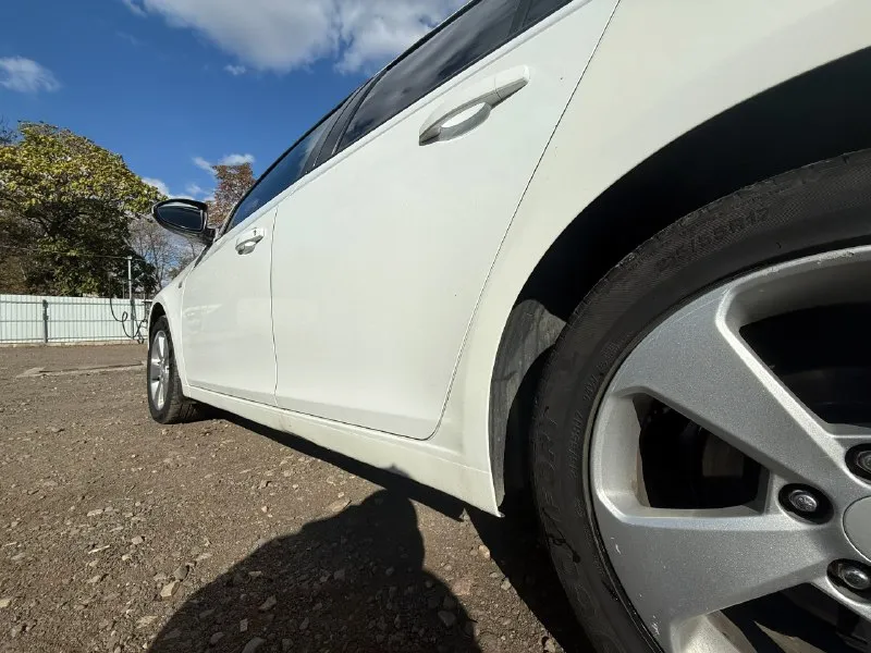 🚘продам chevrolet cruze 2012 года. ✅объем двигателя 1.8. ✅коробка автомат. ✅пробег 237 тысяч км. ✅резина зима/лето. ✅кондиционер, подогрев передних сидений. печка работает очень хорошо. ✅4 владелец, владею 2 года, каждый владел по 3-4 года. ✅машина в отличном состоянии езжу каждый день, без проблем езжу на расстояния 1200км туда/обратно. 📌крашено заднее водительское крыло. ✅все технические моменты на которые стоит обратить внимания расскажу. ✅г. красный луч. 💰цена: 695.000 руб. торг. +79591850783 андрей 📞 звоните: +7(959)1850783 - фотография - 8