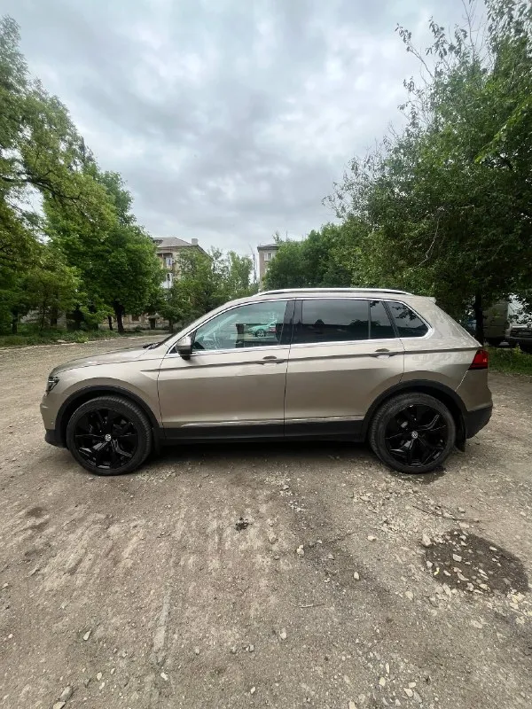 Volkswagen tiguan 2 2.0 tsi, dsg dq500, 4motion год: 2018 пробег: 97к дилерский авто, я второй владелец. комплектация: топовый свет, авто дальний, подсвет при поворотах. led приборка, вывод любой информации на жк, изменяемый стиль (6 вариантов, полная палитра цветов), амбиентная подсветка салона, ног, порогов. адаптивный круиз, аварийное торможение, контроль дистанции спереди и сзади, ассистент выезда с парковки, автопарковка. 4х зонный климат контроль, для всех пассажиров. подогрев всех сидений включая задний диван. массаж водительского кресла. алькантара. сервопривод багажника, автозапуск с брелка и мобильного приложения. установлен дорогой starline. четыре режима вождения. помощь при спуске/подьеме. auto hold. ассистент смены полосы. carplay/android auto. холодильник в бардачке, 220в в багажнике. без ключевой доступ. автомобиль обклеен защитной пленкой! фары, капот, бампер, всё как положено! по технике: абсолютно не имеет никаких нареканий. обслуживался только у официалов в ростове. есть все чеки и история обслуживания. два комплекта резины. летние r20, очень дорогие и красивые колеса. зима стоковые vw r17 на новой резине. едет очень бодро и приятно, хорошая акустика. приезжайте - смотрите, прокатимся. любые проверки на ваш счет. из недостатков на которые уступлю в полной мере: трещина на лобовом, попал камень на трассе. пару вмятин на дверях которые оставили на парковках торговых центров. цена: 2,650🍋 +79493873942 г. макеевка. - фотография - 2