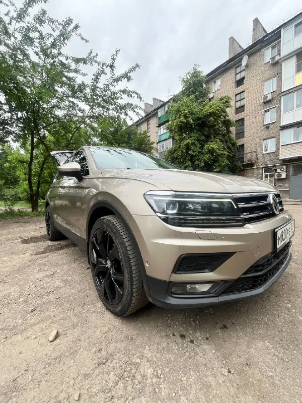 Volkswagen tiguan 2 2.0 tsi, dsg dq500, 4motion год: 2018 пробег: 97к дилерский авто, я второй владелец. комплектация: топовый свет, авто дальний, подсвет при поворотах. led приборка, вывод любой информации на жк, изменяемый стиль (6 вариантов, полная палитра цветов), амбиентная подсветка салона, ног, порогов. адаптивный круиз, аварийное торможение, контроль дистанции спереди и сзади, ассистент выезда с парковки, автопарковка. 4х зонный климат контроль, для всех пассажиров. подогрев всех сидений включая задний диван. массаж водительского кресла. алькантара. сервопривод багажника, автозапуск с брелка и мобильного приложения. установлен дорогой starline. четыре режима вождения. помощь при спуске/подьеме. auto hold. ассистент смены полосы. carplay/android auto. холодильник в бардачке, 220в в багажнике. без ключевой доступ. автомобиль обклеен защитной пленкой! фары, капот, бампер, всё как положено! по технике: абсолютно не имеет никаких нареканий. обслуживался только у официалов в ростове. есть все чеки и история обслуживания. два комплекта резины. летние r20, очень дорогие и красивые колеса. зима стоковые vw r17 на новой резине. едет очень бодро и приятно, хорошая акустика. приезжайте - смотрите, прокатимся. любые проверки на ваш счет. из недостатков на которые уступлю в полной мере: трещина на лобовом, попал камень на трассе. пару вмятин на дверях которые оставили на парковках торговых центров. цена: 2,650🍋 +79493873942 г. макеевка. - фотография - 6