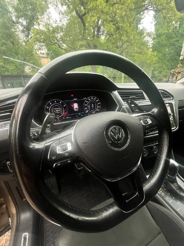 Volkswagen tiguan 2 2.0 tsi, dsg dq500, 4motion год: 2018 пробег: 97к дилерский авто, я второй владелец. комплектация: топовый свет, авто дальний, подсвет при поворотах. led приборка, вывод любой информации на жк, изменяемый стиль (6 вариантов, полная палитра цветов), амбиентная подсветка салона, ног, порогов. адаптивный круиз, аварийное торможение, контроль дистанции спереди и сзади, ассистент выезда с парковки, автопарковка. 4х зонный климат контроль, для всех пассажиров. подогрев всех сидений включая задний диван. массаж водительского кресла. алькантара. сервопривод багажника, автозапуск с брелка и мобильного приложения. установлен дорогой starline. четыре режима вождения. помощь при спуске/подьеме. auto hold. ассистент смены полосы. carplay/android auto. холодильник в бардачке, 220в в багажнике. без ключевой доступ. автомобиль обклеен защитной пленкой! фары, капот, бампер, всё как положено! по технике: абсолютно не имеет никаких нареканий. обслуживался только у официалов в ростове. есть все чеки и история обслуживания. два комплекта резины. летние r20, очень дорогие и красивые колеса. зима стоковые vw r17 на новой резине. едет очень бодро и приятно, хорошая акустика. приезжайте - смотрите, прокатимся. любые проверки на ваш счет. из недостатков на которые уступлю в полной мере: трещина на лобовом, попал камень на трассе. пару вмятин на дверях которые оставили на парковках торговых центров. цена: 2,650🍋 +79493873942 г. макеевка. - фотография - 7