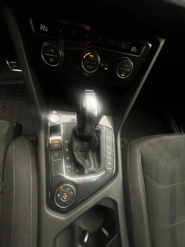 Volkswagen tiguan 2 2.0 tsi, dsg dq500, 4motion год: 2018 пробег: 97к дилерский авто, я второй владелец. комплектация: топовый свет, авто дальний, подсвет при поворотах. led приборка, вывод любой информации на жк, изменяемый стиль (6 вариантов, полная палитра цветов), амбиентная подсветка салона, ног, порогов. адаптивный круиз, аварийное торможение, контроль дистанции спереди и сзади, ассистент выезда с парковки, автопарковка. 4х зонный климат контроль, для всех пассажиров. подогрев всех сидений включая задний диван. массаж водительского кресла. алькантара. сервопривод багажника, автозапуск с брелка и мобильного приложения. установлен дорогой starline. четыре режима вождения. помощь при спуске/подьеме. auto hold. ассистент смены полосы. carplay/android auto. холодильник в бардачке, 220в в багажнике. без ключевой доступ. автомобиль обклеен защитной пленкой! фары, капот, бампер, всё как положено! по технике: абсолютно не имеет никаких нареканий. обслуживался только у официалов в ростове. есть все чеки и история обслуживания. два комплекта резины. летние r20, очень дорогие и красивые колеса. зима стоковые vw r17 на новой резине. едет очень бодро и приятно, хорошая акустика. приезжайте - смотрите, прокатимся. любые проверки на ваш счет. из недостатков на которые уступлю в полной мере: трещина на лобовом, попал камень на трассе. пару вмятин на дверях которые оставили на парковках торговых центров. цена: 2,650🍋 +79493873942 г. макеевка. - фотография - 8