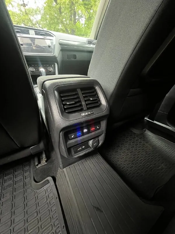 Volkswagen tiguan 2 2.0 tsi, dsg dq500, 4motion год: 2018 пробег: 97к дилерский авто, я второй владелец. комплектация: топовый свет, авто дальний, подсвет при поворотах. led приборка, вывод любой информации на жк, изменяемый стиль (6 вариантов, полная палитра цветов), амбиентная подсветка салона, ног, порогов. адаптивный круиз, аварийное торможение, контроль дистанции спереди и сзади, ассистент выезда с парковки, автопарковка. 4х зонный климат контроль, для всех пассажиров. подогрев всех сидений включая задний диван. массаж водительского кресла. алькантара. сервопривод багажника, автозапуск с брелка и мобильного приложения. установлен дорогой starline. четыре режима вождения. помощь при спуске/подьеме. auto hold. ассистент смены полосы. carplay/android auto. холодильник в бардачке, 220в в багажнике. без ключевой доступ. автомобиль обклеен защитной пленкой! фары, капот, бампер, всё как положено! по технике: абсолютно не имеет никаких нареканий. обслуживался только у официалов в ростове. есть все чеки и история обслуживания. два комплекта резины. летние r20, очень дорогие и красивые колеса. зима стоковые vw r17 на новой резине. едет очень бодро и приятно, хорошая акустика. приезжайте - смотрите, прокатимся. любые проверки на ваш счет. из недостатков на которые уступлю в полной мере: трещина на лобовом, попал камень на трассе. пару вмятин на дверях которые оставили на парковках торговых центров. цена: 2,650🍋 +79493873942 г. макеевка. - фотография - 9