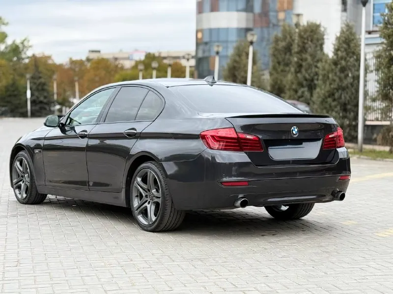 Продается bmw 5-series 535i xdrive 2013 года! - мощный 3.0-литровый бензиновый турбодвигатель на 306 л. с. - автоматическая коробка передач. - оригинальный пробег 205 тыс. км. - переделанная выхлопная система с попкорн даунпайпом. - вложено много денег в доработки и обслуживание. - свежие масла и фильтры. - новые диски и резина. цена 1.880.000 тысяч рублей контактная информация:** телефон: +7(949)910-02-20 телефон : 8(909)408-88-98 связь через мессенджеры: telegram, whatsapp **возможен разумный торг у капота. 📲 tg: @ivan1293 📞 звоните: +7(949)9100220 - фотография - 4