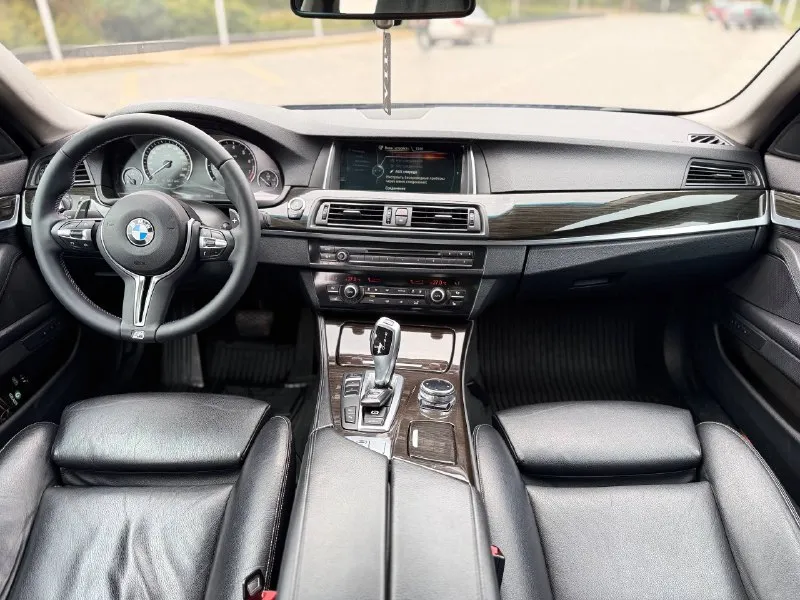 Продается bmw 5-series 535i xdrive 2013 года! - мощный 3.0-литровый бензиновый турбодвигатель на 306 л. с. - автоматическая коробка передач. - оригинальный пробег 205 тыс. км. - переделанная выхлопная система с попкорн даунпайпом. - вложено много денег в доработки и обслуживание. - свежие масла и фильтры. - новые диски и резина. цена 1.880.000 тысяч рублей контактная информация:** телефон: +7(949)910-02-20 телефон : 8(909)408-88-98 связь через мессенджеры: telegram, whatsapp **возможен разумный торг у капота. 📲 tg: @ivan1293 📞 звоните: +7(949)9100220 - фотография - 5