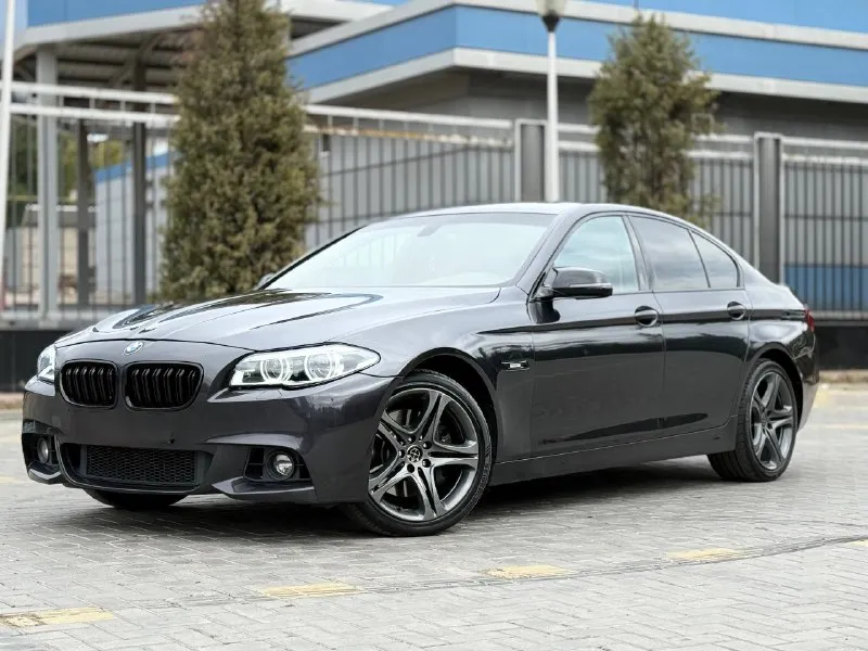 Продается bmw 5-series 535i xdrive 2013 года! - мощный 3.0-литровый бензиновый турбодвигатель на 306 л. с. - автоматическая коробка передач. - оригинальный пробег 205 тыс. км. - переделанная выхлопная система с попкорн даунпайпом. - вложено много денег в доработки и обслуживание. - свежие масла и фильтры. - новые диски и резина. цена 1.880.000 тысяч рублей контактная информация:** телефон: +7(949)910-02-20 телефон : 8(909)408-88-98 связь через мессенджеры: telegram, whatsapp **возможен разумный торг у капота. 📲 tg: @ivan1293 📞 звоните: +7(949)9100220 - фотография - 6