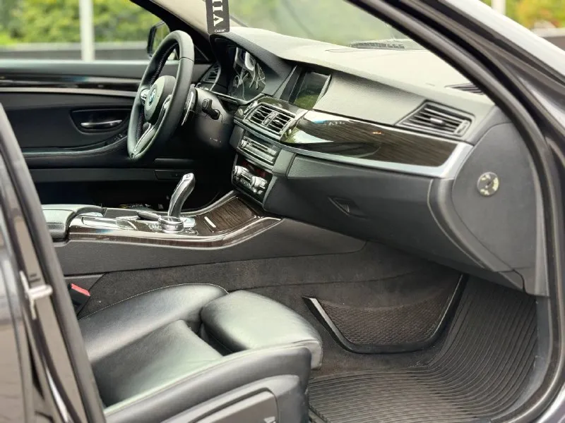 Продается bmw 5-series 535i xdrive 2013 года! - мощный 3.0-литровый бензиновый турбодвигатель на 306 л. с. - автоматическая коробка передач. - оригинальный пробег 205 тыс. км. - переделанная выхлопная система с попкорн даунпайпом. - вложено много денег в доработки и обслуживание. - свежие масла и фильтры. - новые диски и резина. цена 1.880.000 тысяч рублей контактная информация:** телефон: +7(949)910-02-20 телефон : 8(909)408-88-98 связь через мессенджеры: telegram, whatsapp **возможен разумный торг у капота. 📲 tg: @ivan1293 📞 звоните: +7(949)9100220 - фотография - 8