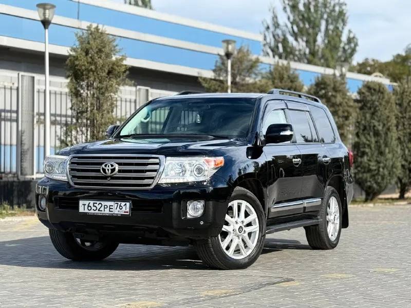 Продается toyota land cruiser 200 (рестайлинг) 2012 года цена: 3,399,000 ₽ основные характеристики: - двигатель: 4.5 дизель - привод: полный - количество мест: 7 -** пробег 245.тысяч - комплектация: максимальная описание: продаю надежный и качественный toyota land cruiser 200, который полностью обслужен и не требует вложений. рама и днище в отличном состоянии, обработаны антикором. в наличии два комплекта колес на дисках. машина была в одних руках более трех лет, за все время эксплуатации ни разу не подвела. в автомобиле не курили, за ним тщательно следили и регулярно проводили техническое обслуживание каждые 8 тысяч километров. масло не ест, решена проблема со светом (установлены линзы). дополнительные преимущества: - техническое состояние на высшем уровне, все расходные материалы заменены. - все документы в порядке, готов к оформлению. - сделка возможна через мро для упрощения процесса. контактная информация: телефон: +7(949)910-02-20 телефон : 8(9 📲 tg: @ivan1293 📞 звоните: +7(949)9100220 - фотография - 10