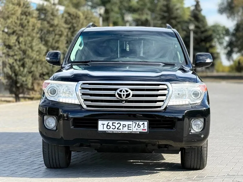 Продается toyota land cruiser 200 (рестайлинг) 2012 года цена: 3,399,000 ₽ основные характеристики: - двигатель: 4.5 дизель - привод: полный - количество мест: 7 -** пробег 245.тысяч - комплектация: максимальная описание: продаю надежный и качественный toyota land cruiser 200, который полностью обслужен и не требует вложений. рама и днище в отличном состоянии, обработаны антикором. в наличии два комплекта колес на дисках. машина была в одних руках более трех лет, за все время эксплуатации ни разу не подвела. в автомобиле не курили, за ним тщательно следили и регулярно проводили техническое обслуживание каждые 8 тысяч километров. масло не ест, решена проблема со светом (установлены линзы). дополнительные преимущества: - техническое состояние на высшем уровне, все расходные материалы заменены. - все документы в порядке, готов к оформлению. - сделка возможна через мро для упрощения процесса. контактная информация: телефон: +7(949)910-02-20 телефон : 8(9 📲 tg: @ivan1293 📞 звоните: +7(949)9100220 - фотография - 2
