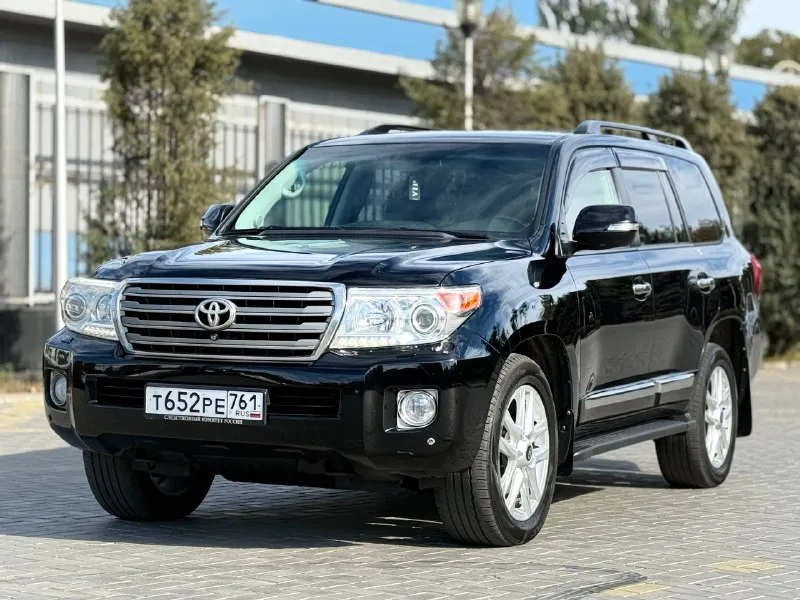 Продается toyota land cruiser 200 (рестайлинг) 2012 года цена: 3,399,000 ₽ основные характеристики: - двигатель: 4.5 дизель - привод: полный - количество мест: 7 -** пробег 245.тысяч - комплектация: максимальная описание: продаю надежный и качественный toyota land cruiser 200, который полностью обслужен и не требует вложений. рама и днище в отличном состоянии, обработаны антикором. в наличии два комплекта колес на дисках. машина была в одних руках более трех лет, за все время эксплуатации ни разу не подвела. в автомобиле не курили, за ним тщательно следили и регулярно проводили техническое обслуживание каждые 8 тысяч километров. масло не ест, решена проблема со светом (установлены линзы). дополнительные преимущества: - техническое состояние на высшем уровне, все расходные материалы заменены. - все документы в порядке, готов к оформлению. - сделка возможна через мро для упрощения процесса. контактная информация: телефон: +7(949)910-02-20 телефон : 8(9 📲 tg: @ivan1293 📞 звоните: +7(949)9100220 - фотография - 3