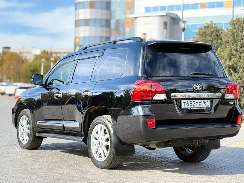 Продается toyota land cruiser 200 (рестайлинг) 2012 года цена: 3,399,000 ₽ основные характеристики: - двигатель: 4.5 дизель - привод: полный - количество мест: 7 -** пробег 245.тысяч - комплектация: максимальная описание: продаю надежный и качественный toyota land cruiser 200, который полностью обслужен и не требует вложений. рама и днище в отличном состоянии, обработаны антикором. в наличии два комплекта колес на дисках. машина была в одних руках более трех лет, за все время эксплуатации ни разу не подвела. в автомобиле не курили, за ним тщательно следили и регулярно проводили техническое обслуживание каждые 8 тысяч километров. масло не ест, решена проблема со светом (установлены линзы). дополнительные преимущества: - техническое состояние на высшем уровне, все расходные материалы заменены. - все документы в порядке, готов к оформлению. - сделка возможна через мро для упрощения процесса. контактная информация: телефон: +7(949)910-02-20 телефон : 8(9 📲 tg: @ivan1293 📞 звоните: +7(949)9100220 - фотография - 4