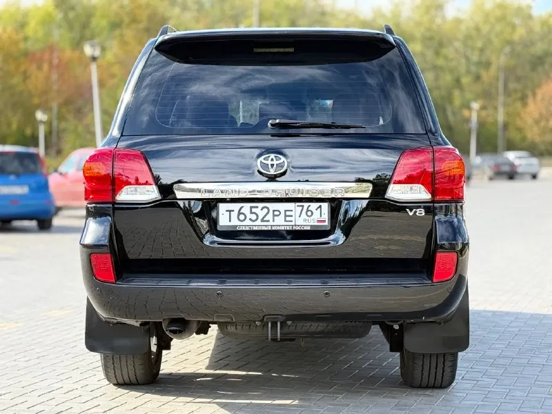 Продается toyota land cruiser 200 (рестайлинг) 2012 года цена: 3,399,000 ₽ основные характеристики: - двигатель: 4.5 дизель - привод: полный - количество мест: 7 -** пробег 245.тысяч - комплектация: максимальная описание: продаю надежный и качественный toyota land cruiser 200, который полностью обслужен и не требует вложений. рама и днище в отличном состоянии, обработаны антикором. в наличии два комплекта колес на дисках. машина была в одних руках более трех лет, за все время эксплуатации ни разу не подвела. в автомобиле не курили, за ним тщательно следили и регулярно проводили техническое обслуживание каждые 8 тысяч километров. масло не ест, решена проблема со светом (установлены линзы). дополнительные преимущества: - техническое состояние на высшем уровне, все расходные материалы заменены. - все документы в порядке, готов к оформлению. - сделка возможна через мро для упрощения процесса. контактная информация: телефон: +7(949)910-02-20 телефон : 8(9 📲 tg: @ivan1293 📞 звоните: +7(949)9100220 - фотография - 5