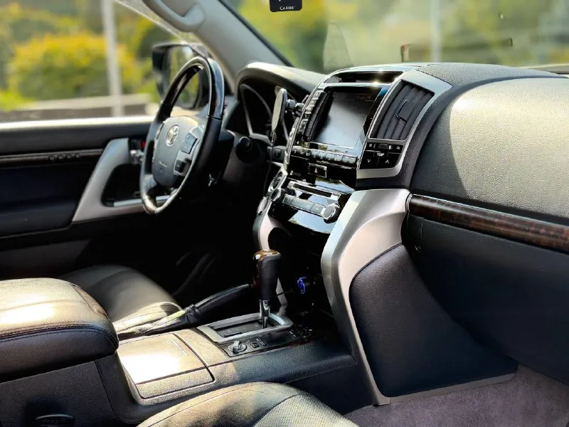 Продается toyota land cruiser 200 (рестайлинг) 2012 года цена: 3,399,000 ₽ основные характеристики: - двигатель: 4.5 дизель - привод: полный - количество мест: 7 -** пробег 245.тысяч - комплектация: максимальная описание: продаю надежный и качественный toyota land cruiser 200, который полностью обслужен и не требует вложений. рама и днище в отличном состоянии, обработаны антикором. в наличии два комплекта колес на дисках. машина была в одних руках более трех лет, за все время эксплуатации ни разу не подвела. в автомобиле не курили, за ним тщательно следили и регулярно проводили техническое обслуживание каждые 8 тысяч километров. масло не ест, решена проблема со светом (установлены линзы). дополнительные преимущества: - техническое состояние на высшем уровне, все расходные материалы заменены. - все документы в порядке, готов к оформлению. - сделка возможна через мро для упрощения процесса. контактная информация: телефон: +7(949)910-02-20 телефон : 8(9 📲 tg: @ivan1293 📞 звоните: +7(949)9100220 - фотография - 6