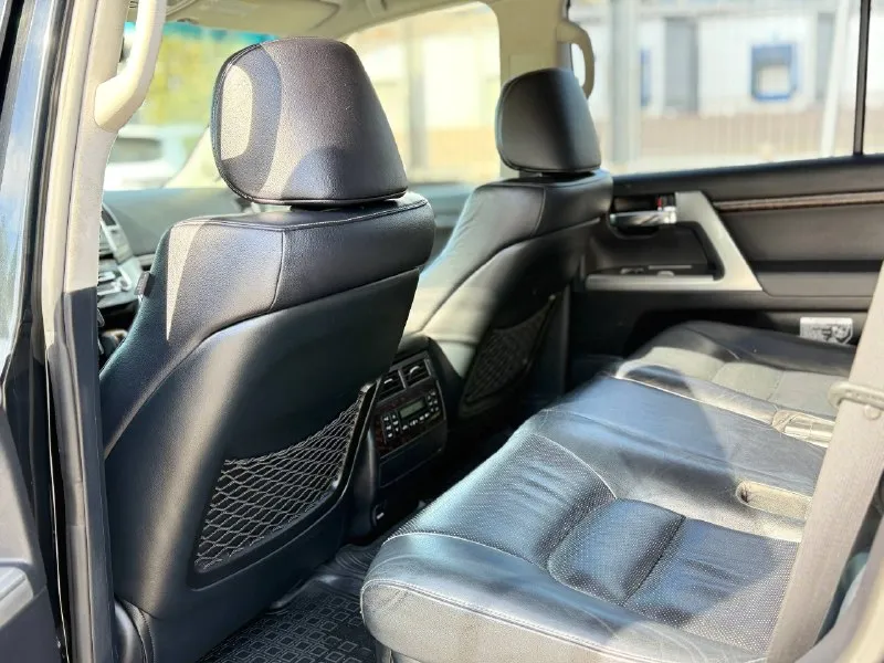 Продается toyota land cruiser 200 (рестайлинг) 2012 года цена: 3,399,000 ₽ основные характеристики: - двигатель: 4.5 дизель - привод: полный - количество мест: 7 -** пробег 245.тысяч - комплектация: максимальная описание: продаю надежный и качественный toyota land cruiser 200, который полностью обслужен и не требует вложений. рама и днище в отличном состоянии, обработаны антикором. в наличии два комплекта колес на дисках. машина была в одних руках более трех лет, за все время эксплуатации ни разу не подвела. в автомобиле не курили, за ним тщательно следили и регулярно проводили техническое обслуживание каждые 8 тысяч километров. масло не ест, решена проблема со светом (установлены линзы). дополнительные преимущества: - техническое состояние на высшем уровне, все расходные материалы заменены. - все документы в порядке, готов к оформлению. - сделка возможна через мро для упрощения процесса. контактная информация: телефон: +7(949)910-02-20 телефон : 8(9 📲 tg: @ivan1293 📞 звоните: +7(949)9100220 - фотография - 7