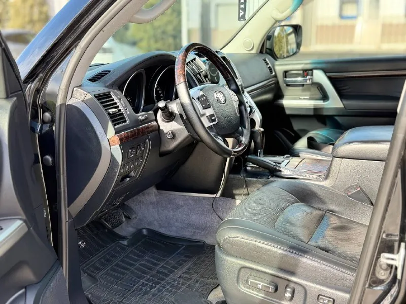 Продается toyota land cruiser 200 (рестайлинг) 2012 года цена: 3,399,000 ₽ основные характеристики: - двигатель: 4.5 дизель - привод: полный - количество мест: 7 -** пробег 245.тысяч - комплектация: максимальная описание: продаю надежный и качественный toyota land cruiser 200, который полностью обслужен и не требует вложений. рама и днище в отличном состоянии, обработаны антикором. в наличии два комплекта колес на дисках. машина была в одних руках более трех лет, за все время эксплуатации ни разу не подвела. в автомобиле не курили, за ним тщательно следили и регулярно проводили техническое обслуживание каждые 8 тысяч километров. масло не ест, решена проблема со светом (установлены линзы). дополнительные преимущества: - техническое состояние на высшем уровне, все расходные материалы заменены. - все документы в порядке, готов к оформлению. - сделка возможна через мро для упрощения процесса. контактная информация: телефон: +7(949)910-02-20 телефон : 8(9 📲 tg: @ivan1293 📞 звоните: +7(949)9100220 - фотография - 8