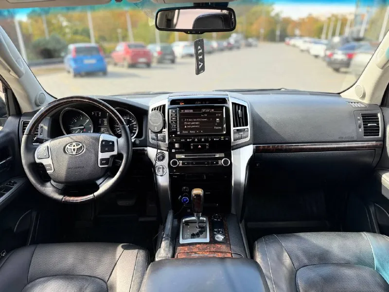 Продается toyota land cruiser 200 (рестайлинг) 2012 года цена: 3,399,000 ₽ основные характеристики: - двигатель: 4.5 дизель - привод: полный - количество мест: 7 -** пробег 245.тысяч - комплектация: максимальная описание: продаю надежный и качественный toyota land cruiser 200, который полностью обслужен и не требует вложений. рама и днище в отличном состоянии, обработаны антикором. в наличии два комплекта колес на дисках. машина была в одних руках более трех лет, за все время эксплуатации ни разу не подвела. в автомобиле не курили, за ним тщательно следили и регулярно проводили техническое обслуживание каждые 8 тысяч километров. масло не ест, решена проблема со светом (установлены линзы). дополнительные преимущества: - техническое состояние на высшем уровне, все расходные материалы заменены. - все документы в порядке, готов к оформлению. - сделка возможна через мро для упрощения процесса. контактная информация: телефон: +7(949)910-02-20 телефон : 8(9 📲 tg: @ivan1293 📞 звоните: +7(949)9100220 - фотография - 9
