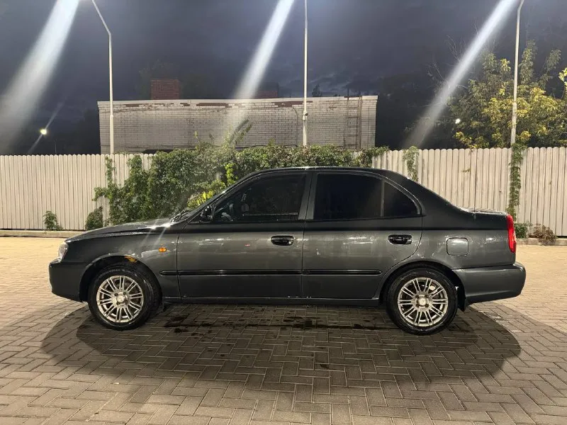Продам hyundai accent tagaz 2008 года. двигатель 1.5. пробег 185.000 км. комплектация: гур кондиционер 4 стеклоподъемника подогрев лобового и заднего стекла. кпп 5 ступка. заводится с пол тычка. расход по городу 9.5, трасса 6-7. недавно происходила замена 3 шрусов, менялся радиатор печки, рулевая рейка отремонтирована, компрессор кондиционера отремонтированный, кондиционер заправляли до полного (работает отлично), колодки в круг, плюс колодки ручника и троса, залит новый дорогой антифриз, новый акб. была замена катушки, бронепроводов, свечей зажигания (неделю назад). масло и все фильтра менялись 200км назад. в комплект идут 4 летние шины на литых дисках и 4 зимние шины на штампах + запаска. фары - стоят шикарные линзы. машина тонированная в круг ( лобовое - атермальная плека) ночью дорогу видно просто шикарно. машина на ходу каждый день, сел поехал. цена: 600.000 (хороший торг реальному покупателю). местонахождение: г. мариуполь, готов приве 📲 tg: @im_vladislavapugach 📞 звоните: +7(949)0585653 - фотография - 2