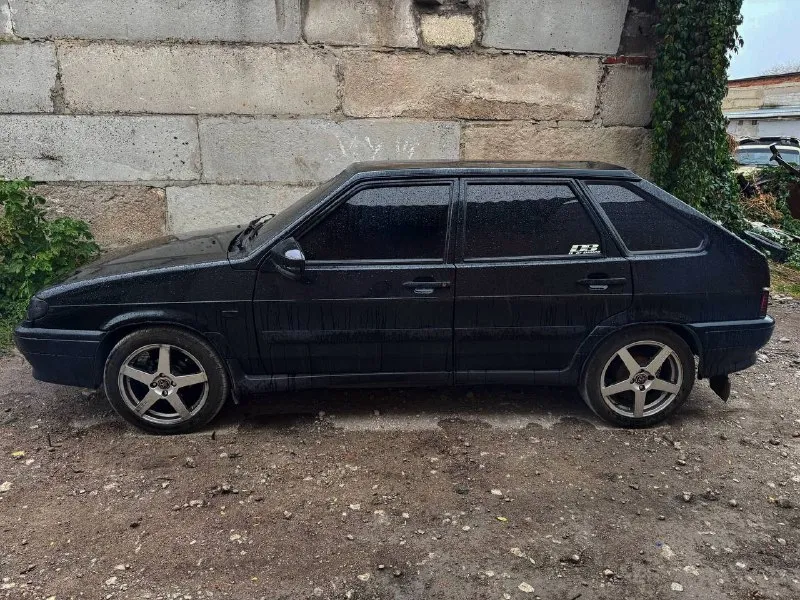 В продаже ваз 2114, 2012 года выпуска, я владелец. после кап. ремонта, не троит не дымит, стоит полная трасса от subaru sound, лед оптика, диски r16 с низко профильной резиной, машину продаю без музыки! стоит планшет 10 дюймовый от пионера, подиуму в дверях под, 20 и 16 динамики, также под рупора. на сиденьях кожаные чехлы с черной строчкой, приора 2 руль. также стоит спортивная подвеска от ss20 с занижением -50. новый аккумулятор, новый генератор выше мощностью на 120 ампер, новый стартер и втяжное, кинуты протяжки с генератора на аккумулятор. по кузову имеются косяки в виде рыжиков, а именно на арках и под лобовым стеклом. с машина полностью в тонере, также отдаю новую зимнюю резину, шипованную на r13 штампах, так же отдам новую крышку багажника, серого цвета, купил а покрасить и поменять времени нет, также есть новый спойлер. машина в техническом плане полностью исправна, цена 220 тысяч рублей, реальному покупателю хороший торг. +79494203503 📲 tg: @sasha110001 📞 звоните: +7(949)4203503 - фотография - 3