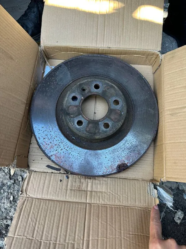 Продам: -2 колеса bridgestone зима 235/55/r19 за 3000 руб -4 колеса michelin все сезонная 215/65/r17 за 10000 руб - диски тормозные с audi q5/a4 оригинал ( прошли 53000 км) за 3000 руб/ пара - есть также магнитола с тигуана 2019 года в полностью рабочем состоянии( треснут сенсор в нижнем левом углу, на работу не влияет) за 3000 руб +79493530212 - фотография - 3