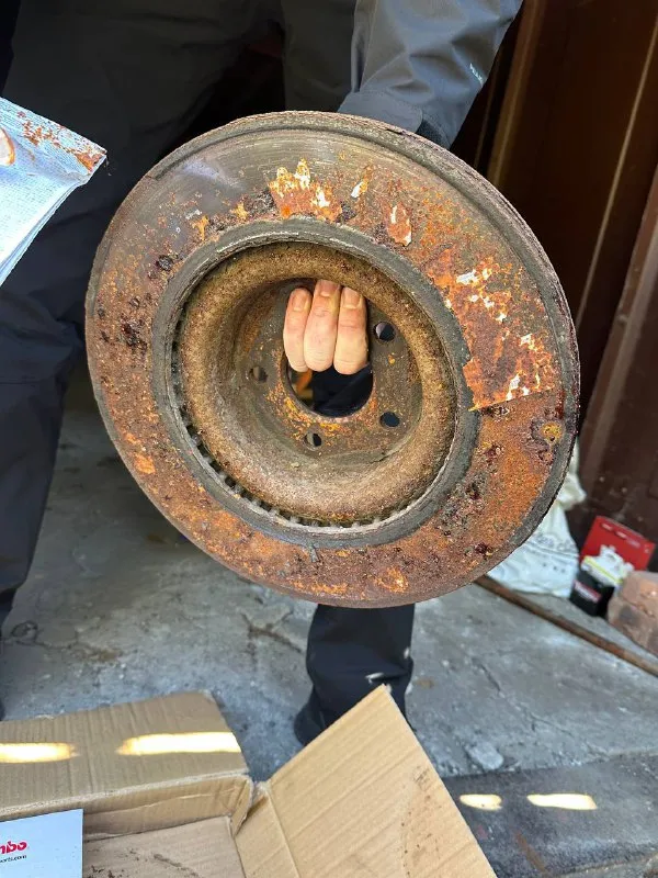 Продам: -2 колеса bridgestone зима 235/55/r19 за 3000 руб -4 колеса michelin все сезонная 215/65/r17 за 10000 руб - диски тормозные с audi q5/a4 оригинал ( прошли 53000 км) за 3000 руб/ пара - есть также магнитола с тигуана 2019 года в полностью рабочем состоянии( треснут сенсор в нижнем левом углу, на работу не влияет) за 3000 руб +79493530212 - фотография - 4