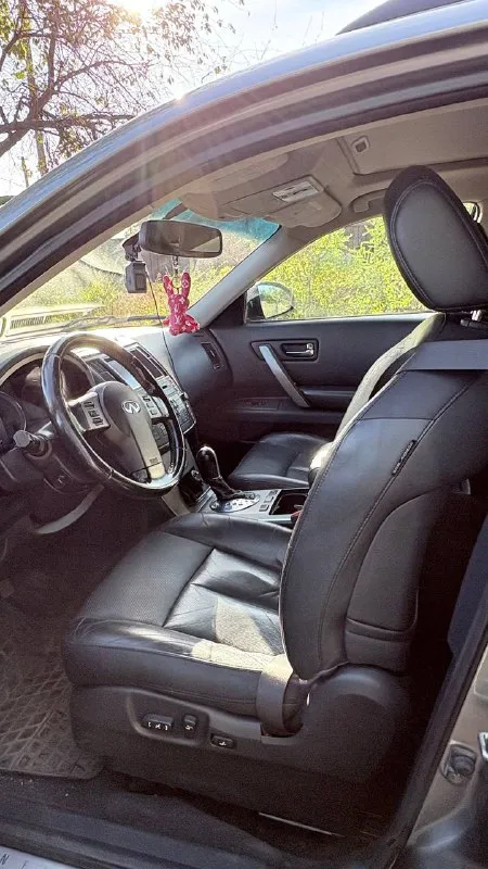 Продам infiniti фх-35, 2007год. пробег 131000 миль, второй хозяин, владею с 2018 года. на 130000 сделано большое то, замена масла в двс, в редукторах. есть косметические подкраски. в 2024 году машина полностью обработана. цена 1350000 🍋 находится в городе донецке звонить с 9:00 до 18:00. +79496014135 александр. 📲 tg: aleksandr 📞 звоните: +7(949)6014135 - фотография - 4