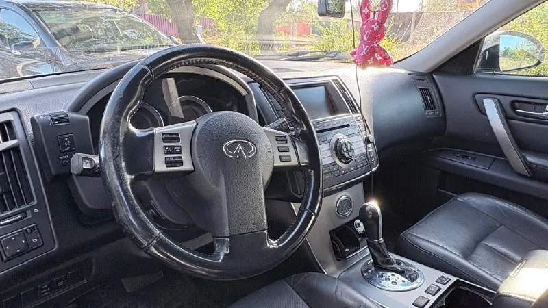 Продам infiniti фх-35, 2007год. пробег 131000 миль, второй хозяин, владею с 2018 года. на 130000 сделано большое то, замена масла в двс, в редукторах. есть косметические подкраски. в 2024 году машина полностью обработана. цена 1350000 🍋 находится в городе донецке звонить с 9:00 до 18:00. +79496014135 александр. 📲 tg: aleksandr 📞 звоните: +7(949)6014135 - фотография - 5