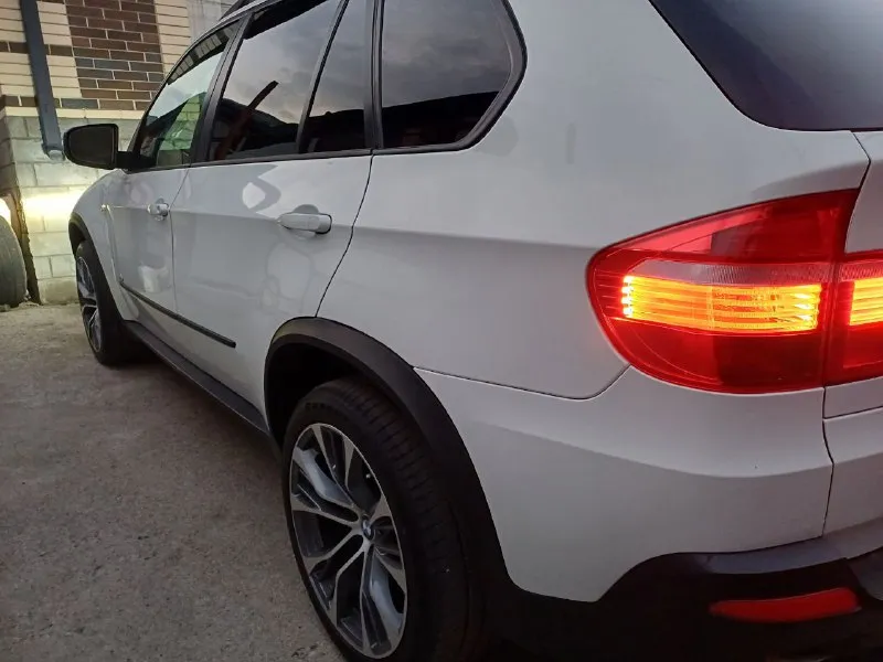 В продаже бмв х5 е70 3.0 бензин авто без дтп. в заводском окрасе в отличном состоянии. капитало вложений не требует. регулярное обслуживание резина и диски новые. проверки на сто приветствую. документы чистые. я хозяин. цена 1.530. продажа связи с покупкой нового авто детальние по тел. 89064449952 - фотография - 4