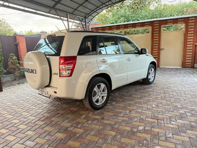 Продаю гранд витара, год 2010,пробег 135000,мотор 2 литра автомат 4 записи в птс, но собственник один, автотека подтверждает, перевес номеров, пробег родной любые проверки, кузов в родном окрасе ! обсалютно без вложений сел поехал, ездил пенсионер, машина конфета во всех отношениях, никаких грязей рыбалок и охот, в салоне идеально чистая, без запахов, по кузову после детейлинга, палировка керамика, цвет кстате двух слойка жемчуг очень красивый на солнце огонь ! вообщем отличный семейный автомобиль на полном исправном !приводе, торг у капота реальным покупателям просьба присмотритесь к фото вы поймете что она реально в достойном состоянии за нее не стыдно всем добра тел 89289042454 вот сап телеграм видеозвонок фейстайм машина в ростове на дону - фотография - 3