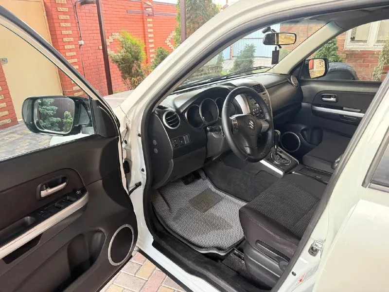 Продаю гранд витара, год 2010,пробег 135000,мотор 2 литра автомат 4 записи в птс, но собственник один, автотека подтверждает, перевес номеров, пробег родной любые проверки, кузов в родном окрасе ! обсалютно без вложений сел поехал, ездил пенсионер, машина конфета во всех отношениях, никаких грязей рыбалок и охот, в салоне идеально чистая, без запахов, по кузову после детейлинга, палировка керамика, цвет кстате двух слойка жемчуг очень красивый на солнце огонь ! вообщем отличный семейный автомобиль на полном исправном !приводе, торг у капота реальным покупателям просьба присмотритесь к фото вы поймете что она реально в достойном состоянии за нее не стыдно всем добра тел 89289042454 вот сап телеграм видеозвонок фейстайм машина в ростове на дону - фотография - 5