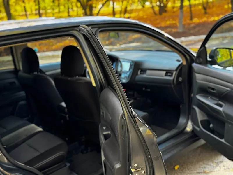 Продам семейный автомобиль mitsubishi outlander 2018 года выпуска возможен обмен автомобиль на самом надёжном моторе 2.0 бензин. работает отлично! не троит и не дымит. коробка без каких либо нареканий. ходовая часть также вся обслужена! очень красивый графитовый цвет. машина в родной краске! имеет только один окрас по документам полный порядок, возможен любой вид переоформления. осмотр в центре донецка цена 1.780.000 ₽, возможен торг у авто. ☎️ +7 (949) 628-72-17 📞 звоните: +7(949)6287217 - фотография - 10