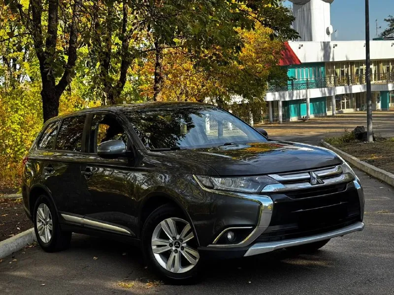 Продам семейный автомобиль mitsubishi outlander 2018 года выпуска возможен обмен автомобиль на самом надёжном моторе 2.0 бензин. работает отлично! не троит и не дымит. коробка без каких либо нареканий. ходовая часть также вся обслужена! очень красивый графитовый цвет. машина в родной краске! имеет только один окрас по документам полный порядок, возможен любой вид переоформления. осмотр в центре донецка цена 1.780.000 ₽, возможен торг у авто. ☎️ +7 (949) 628-72-17 📞 звоните: +7(949)6287217 - фотография - 3