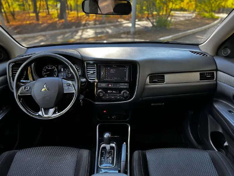 Продам семейный автомобиль mitsubishi outlander 2018 года выпуска возможен обмен автомобиль на самом надёжном моторе 2.0 бензин. работает отлично! не троит и не дымит. коробка без каких либо нареканий. ходовая часть также вся обслужена! очень красивый графитовый цвет. машина в родной краске! имеет только один окрас по документам полный порядок, возможен любой вид переоформления. осмотр в центре донецка цена 1.780.000 ₽, возможен торг у авто. ☎️ +7 (949) 628-72-17 📞 звоните: +7(949)6287217 - фотография - 7