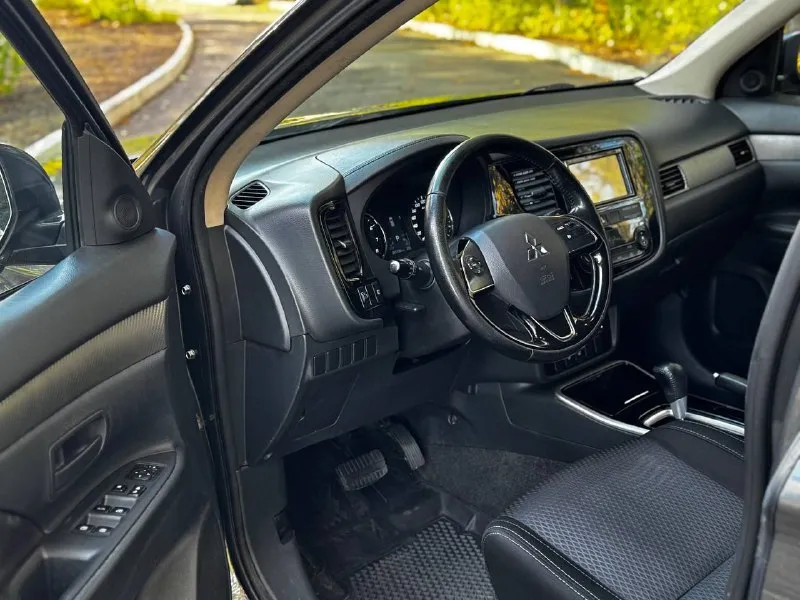 Продам семейный автомобиль mitsubishi outlander 2018 года выпуска возможен обмен автомобиль на самом надёжном моторе 2.0 бензин. работает отлично! не троит и не дымит. коробка без каких либо нареканий. ходовая часть также вся обслужена! очень красивый графитовый цвет. машина в родной краске! имеет только один окрас по документам полный порядок, возможен любой вид переоформления. осмотр в центре донецка цена 1.780.000 ₽, возможен торг у авто. ☎️ +7 (949) 628-72-17 📞 звоните: +7(949)6287217 - фотография - 8