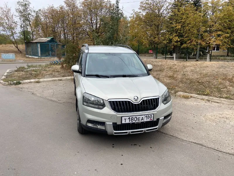 Продам компактный кроссовер skoda yeti 2013 год, 4x4 полный привод мотор 1.8 tfsi пробег родной 150... - фотография
