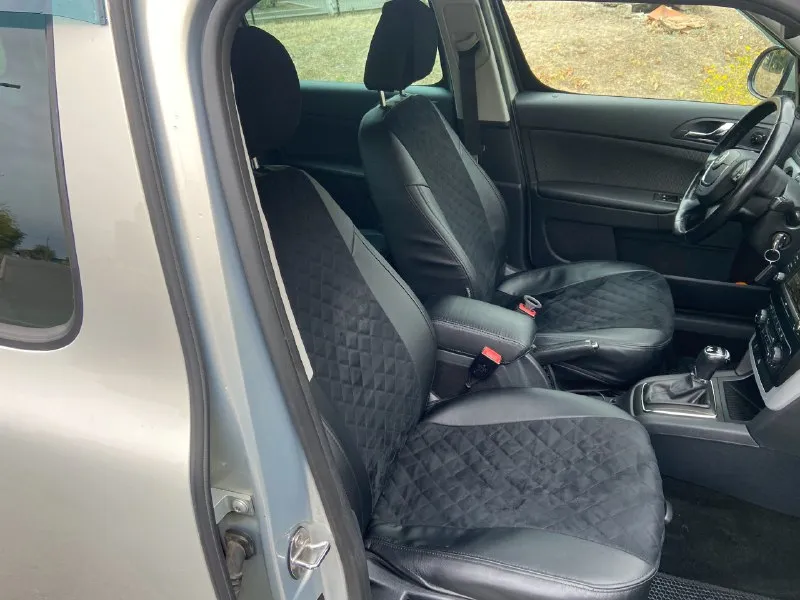 Продам компактный кроссовер skoda yeti 2013 год, 4x4 полный привод мотор 1.8 tfsi пробег родной 150 000км, хороший высокий надежный автомобиль, обслуженный полностью комплектация: мультируль, круиз контроль, датчик дождя-света, раздельный климат контроль. обогрев зеркал, сидений, эл, зеркала, парктроник (перед, зад ) автозапуск, два ключа! yeti это родственник volkswagen tiguan, с которым автомобиль имел общую платформу и двигатель получил приз «семейный автомобиль года» от известного журнала top gear magazine, в 2010 году занял 4 место на конкурсе «европейский автомобиль года” продажа от хозяина территориально город ждановка цена 1.150 000 продажа без номеров тел. +79494328750 если не доступен пишите в телеграмме я вам перезвоню. 📞 звоните: +7(949)4328750 - фотография - 5