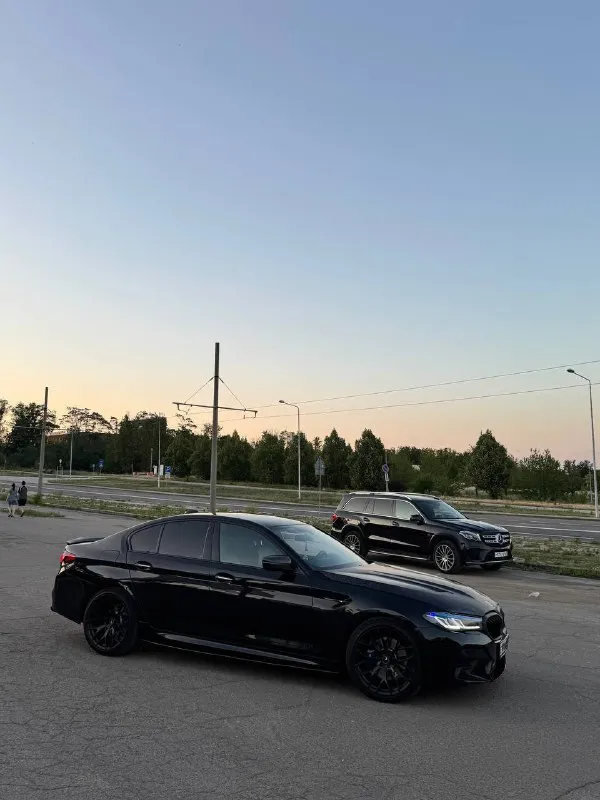 Продам bmw g30 530d xdrive мотор b57 пробег 168.000 комплектация м sport pro: сидения с вентиляцией, задние с подогревом, память сидений, парктроники, камера заднего вида, 3 ключа один из них смарт, черный потолок, переодета в м5ф90, m тормоза, на учет станет без проблема, могу присутствовать в мрэо, диски 20 оригинал vorsteiner ковка, в комплекте 18 оригинальные на хорошей зимней резине. рассмотрю варианты обмена. в приоритете х5, х3. цена 3.800.000 номер +79496177917 - фотография - 5